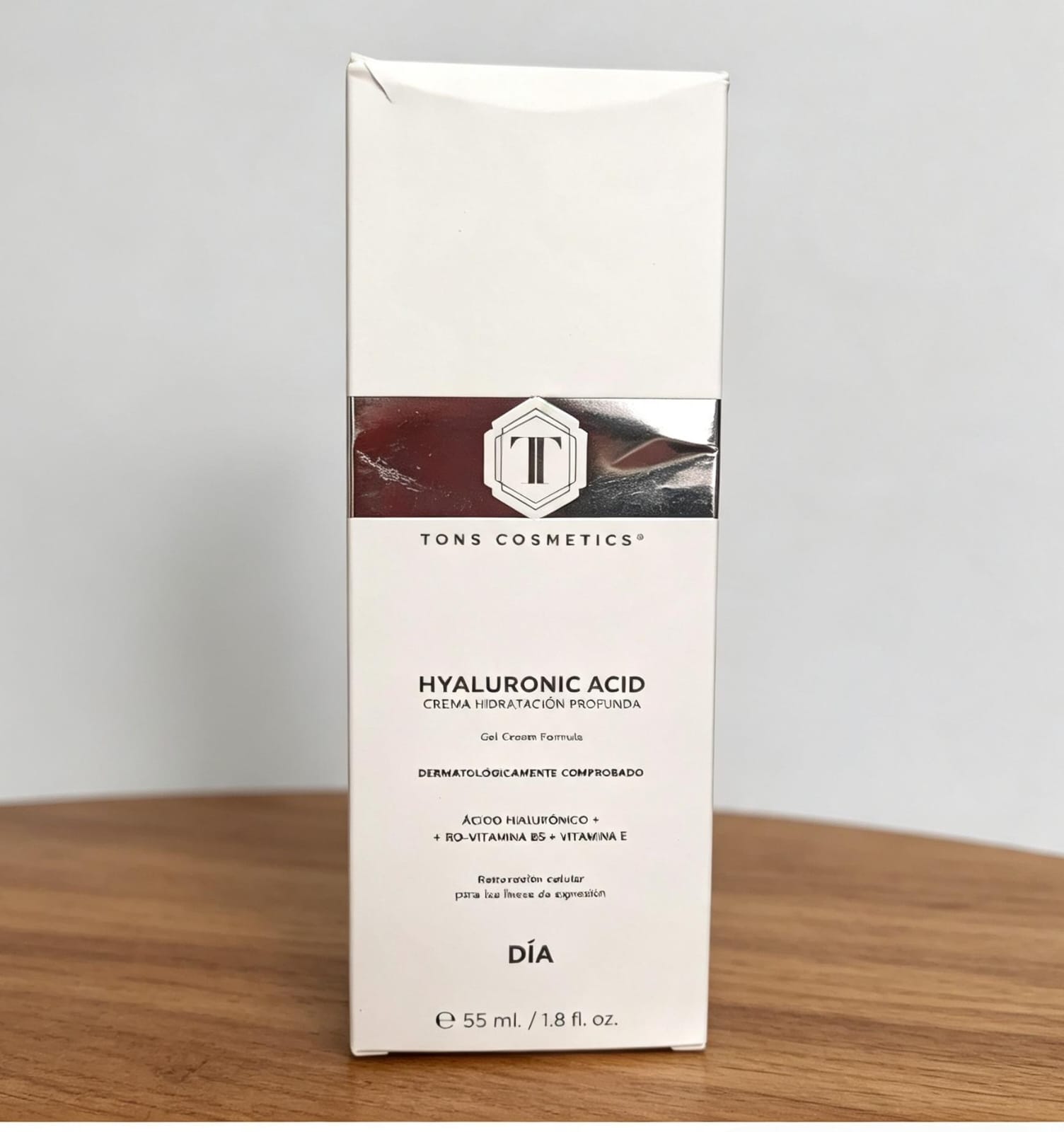 Caja de crema facial de ácido hialurónico sobre una mesa de madera